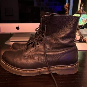 Dr Martens mid size boots